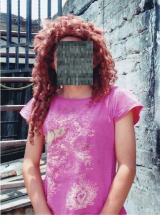 Niño vestido de mujer para participar con las marotas