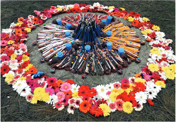 Ofrenda finalizada con elementos adicionales (flores, candelas e inciensos)